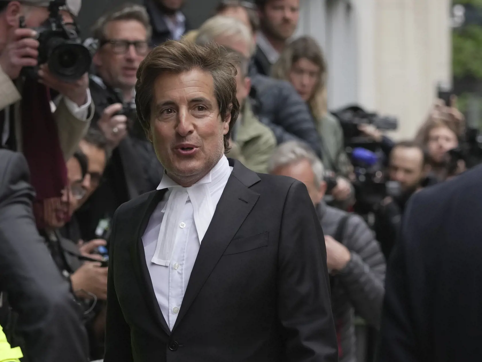 JB 10 Londýn - Hlavný advokát britského princa Harryho David Sherborne prichádza na súd v centrálnom Londýne 6. júna 2023, kde sa súdi s britskými médiami. Princ Harry obviňuje mediálnu spoločnosť Mirror Group Newspapers pre odpočúvanie svojho telefónu. FOTO TASR/AP 
   
Prince Harry's lead lawyer David Sherborne arrives at the High Court in London, Tuesday, June 6, 2023. Prince Harry is due at a London court to testify against a tabloid publisher he accuses of phone hacking and other unlawful s