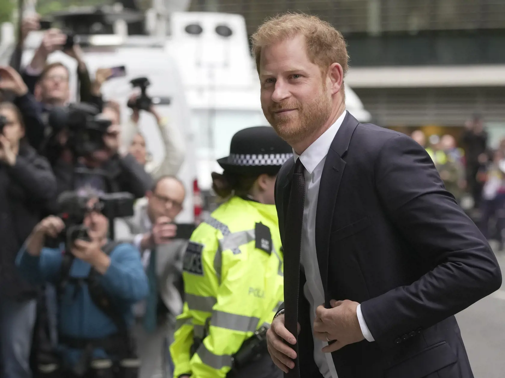 JB 5 Londýn - Britský princ Harry prichádza na súd v centrálnom Londýne 6. júna 2023, kde sa súdi s britskými médiami. Princ Harry obviňuje mediálnu spoločnosť Mirror Group Newspapers pre odpočúvanie svojho telefónu.