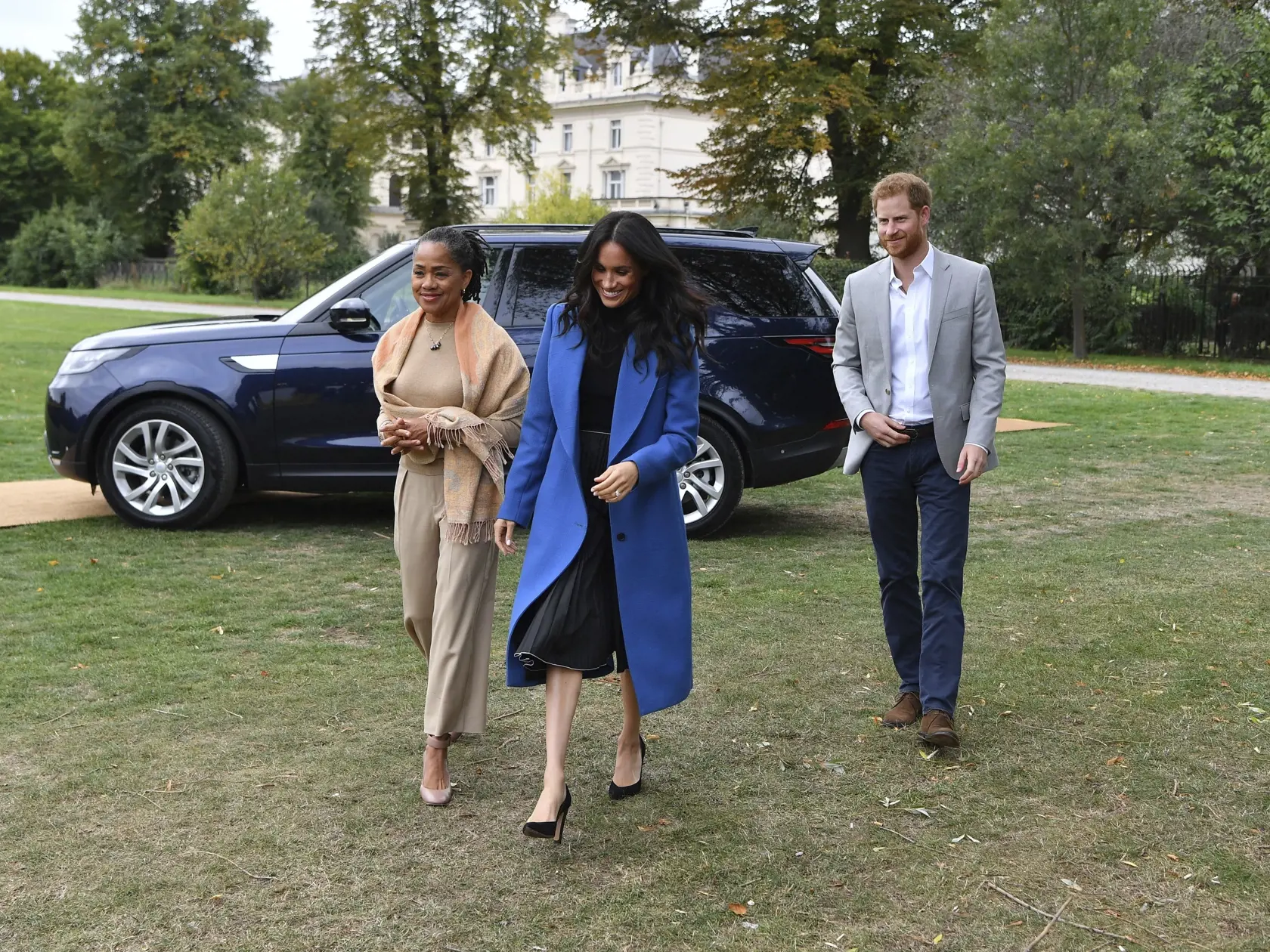 KK32 archív Londýn - Na archívnej snímke z 20. septembra 2018 britský princ Harry, jeho manželka Meghan a jej matka Doria Raglandová prichádzajú na recepciu do Kensingtonského paláca v Londýne.  Britský princ Harry, jeho manželka Meghan a jej matka zažili v utorok večer 16. mája 2023 "takmer katastrofický" incident, keď ich vozidlo, v ktorom sa vracali z charitatívneho podujatia v New Yorku, prenasledovali "agresívni" paparazzovia. FOTO TASR/AP
FILE - Meghan, the Duchess of Sussex, centre, accom