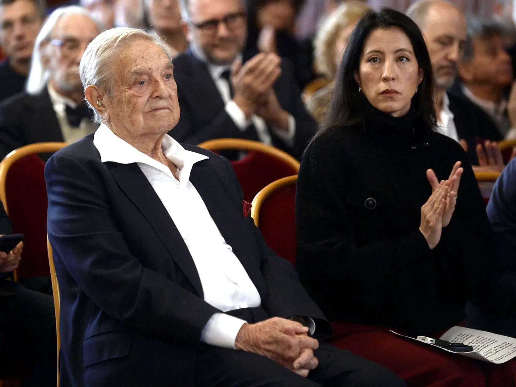 Je mu stále po ruke. Sú svoji desať rokov a Tamiko je jeho vernou spoločníčkou aj na pracovných stretnutiach.