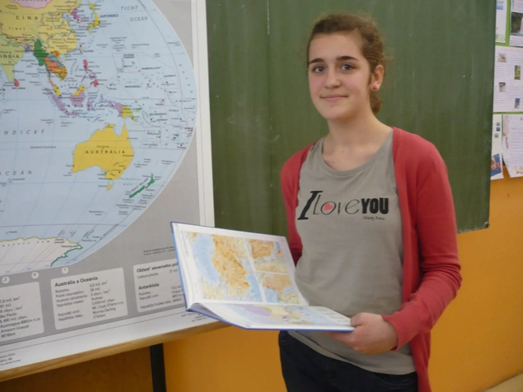 Veľa informácii získala študentka aj z klasického atlasu.