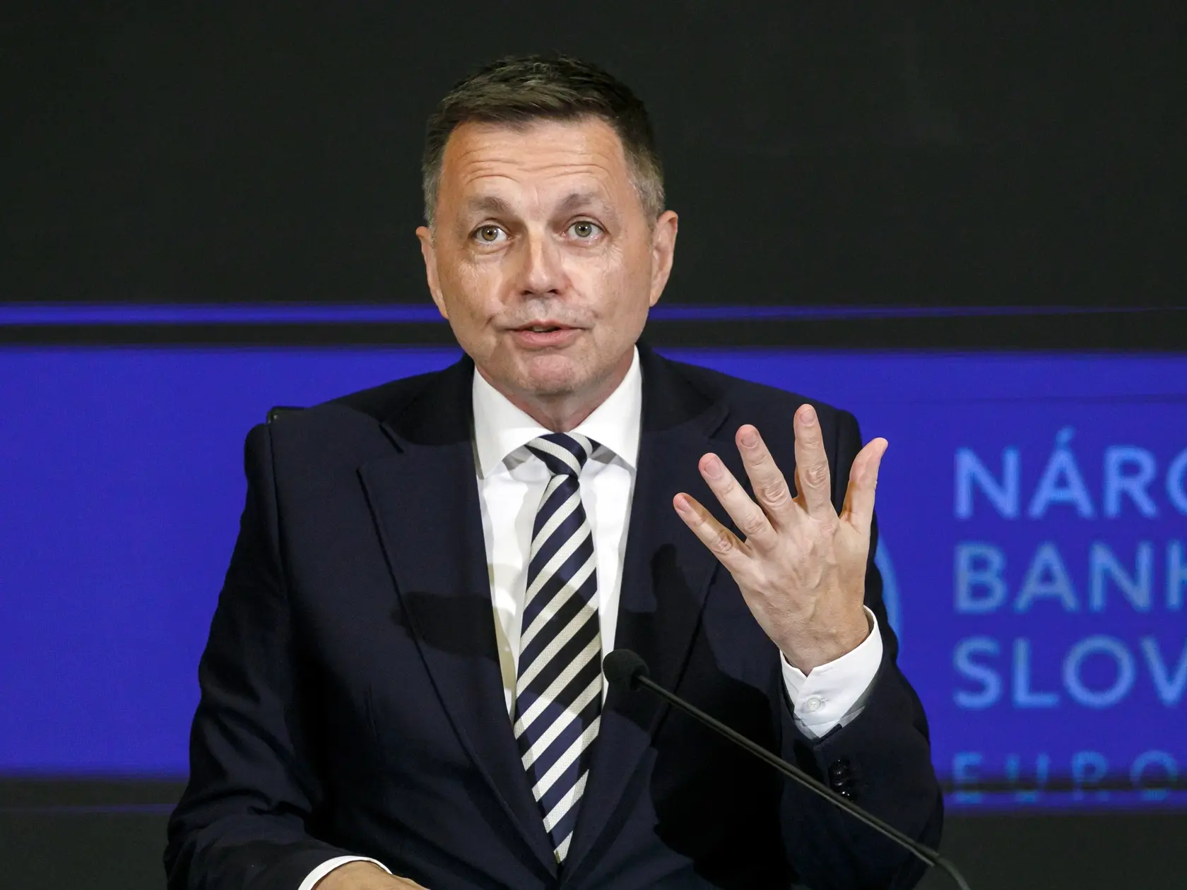 Na snímke guvernér Národnej banky Slovenska (NBS) Peter Kažimír počas tlačovej konferencie NBS na tému ekonomický a menový vývoj NBS - jar 2025. V Bratislave 25. marca 2025. FOTO TASR - Dano Veselský