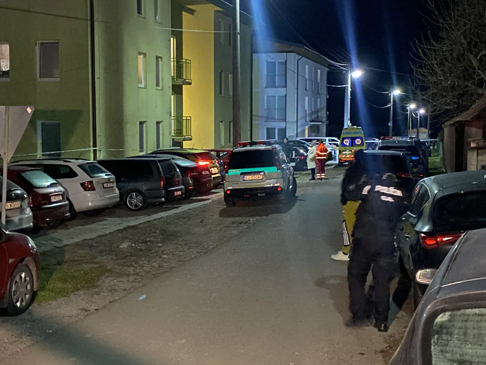 Ulica hrôzy. V Rokytove pri Bardejove, v prvom bytovom dome vľavo na fotografii, na prízemí, policajt zastrelil iba mesačné bábätko a potom zbraň obrátil proti sebe