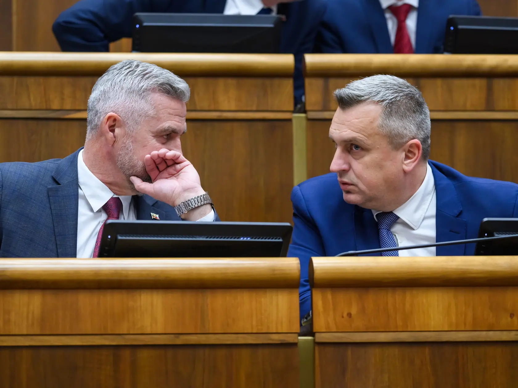 Presunúť návrhy na odvolanie ministrov na ďalšiu schôdzu navrhli koaličné kluby Smer-SD, Hlas-SD a SNS. Ide o odvolávanie ministra vnútra Matúša Šutaja Eštoka (Hlas-SD), ministra životného prostredia Tomáša Tarabu (nominant SNS) a ministerky kultúry Martiny Šimkovičovej (nominantka SNS).