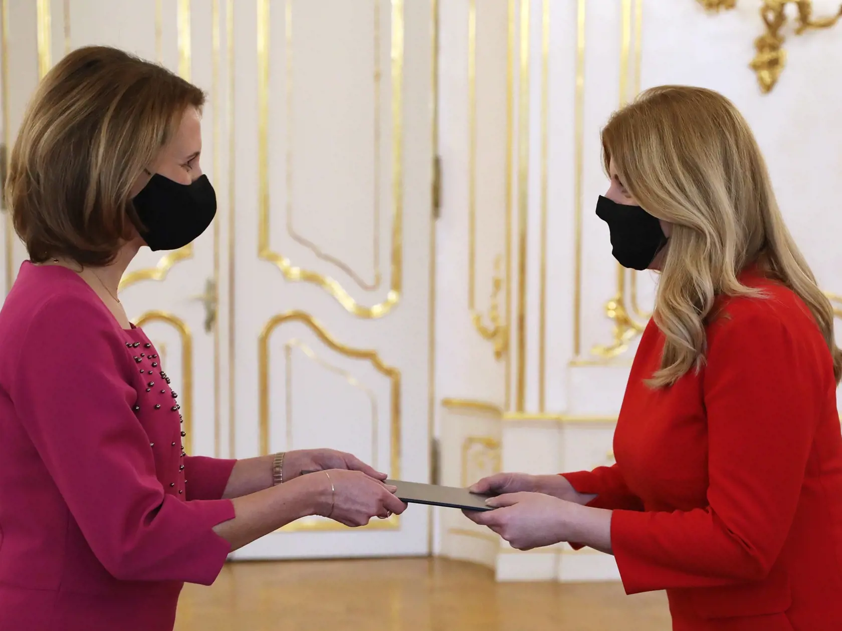 Prezidentka SR Zuzana Čaputová (vpravo) v utorok odovzdala poverovacie listiny novej veľvyslankyni SR. Petra Vargová (vľavo) bude pôsobiť ako vedúca Stáleho zastúpenia SR pri Európskej únii so sídlom v Bruseli. TASR o tom informoval hovorca prezidentky Martin Strižinec. V Bratislave 12. januára 2021. FOTO TASR - Kancelária prezidenta SR