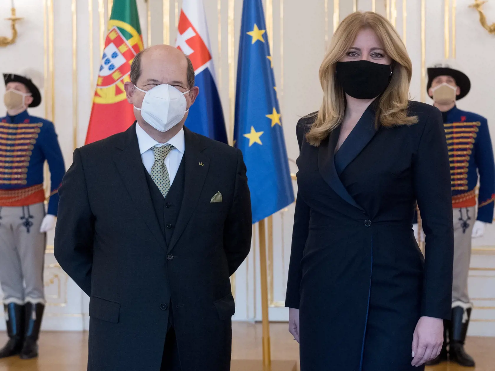 Na snímke vpravo prezidentka SR Zuzana Čaputová a vľavo nový veľvyslanec Portugalska na Slovensku Fernando Manuel De Jesus Teles Fazendeiro, ktorý odovzdal poverovacie listiny prezidentke SR 28. januára 2021 v Bratislave. FOTO TASR - Martin Baumann