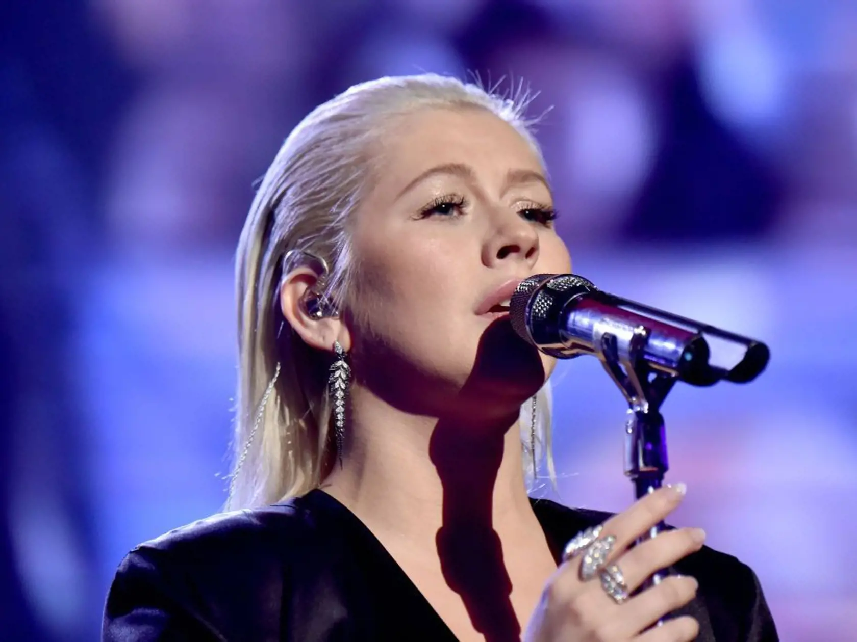 Christina Aguilera spieva hity Whitney Houston na American Music Awards 2017.