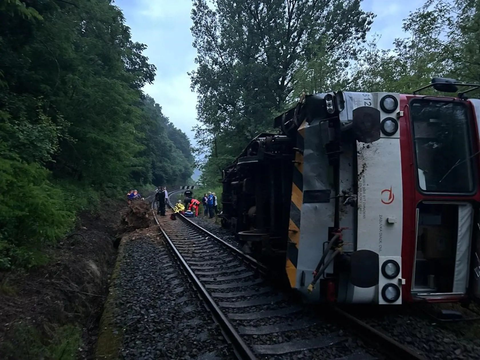 Podľa aktuálnych informácií sa vo vlaku nachádzalo niekoľko osôb, ktoré utrpeli zranenia.