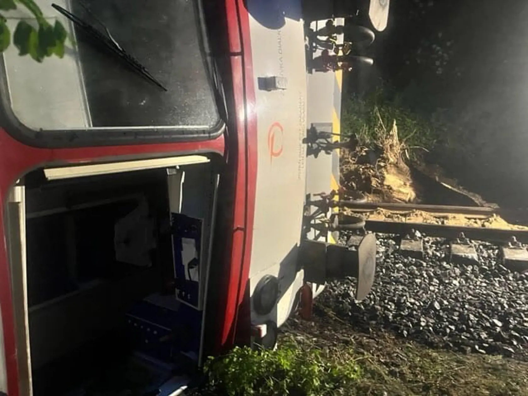 Dnes krátko pred 20.00 h došlo k nehode osobného vlaku na trati medzi obcami Rimavské Zalužany a Kociha (okres Rimavská Sobota).