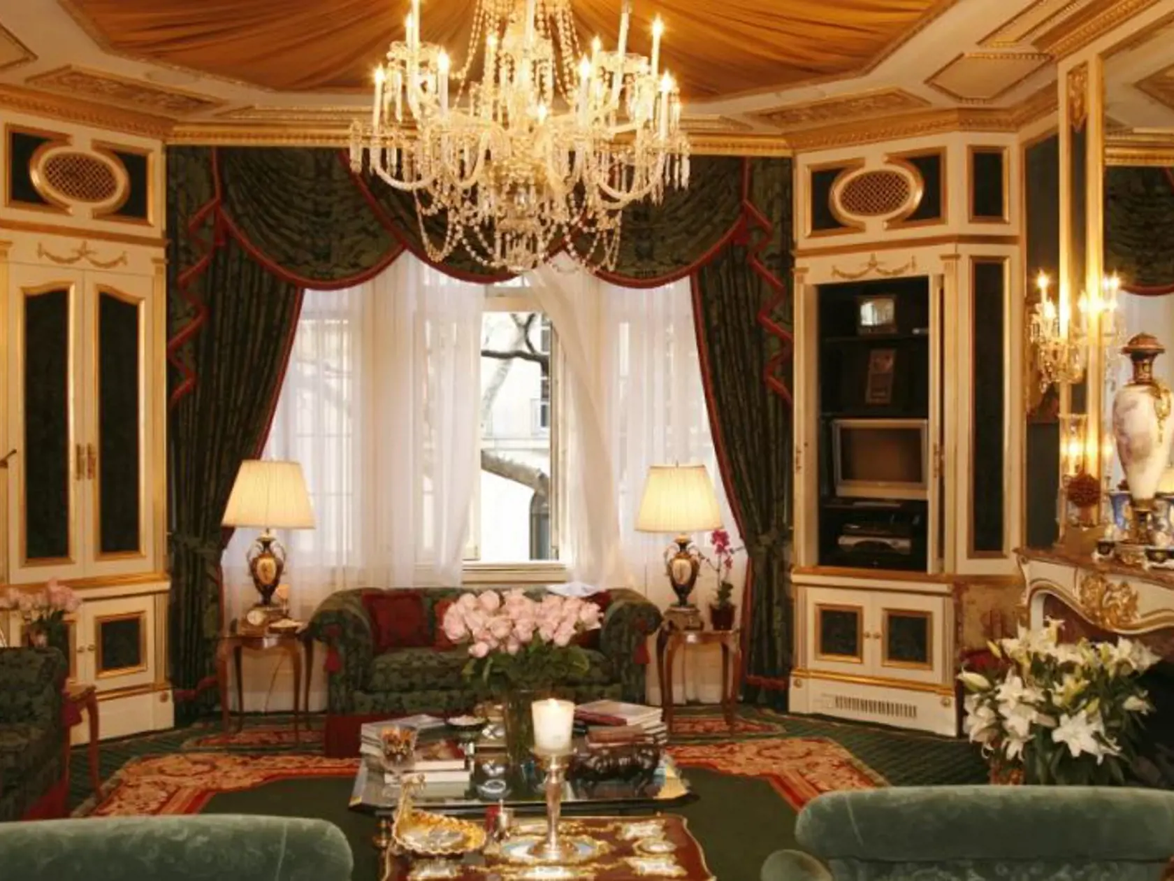 Ivana Trump naposledy vydýchla v luxusnom interiéri svojho domu z roku 1924, ktorý obsahoval jej charakteristickú leopardiu izbu a točité schodisko zahalené červeným kobercom.