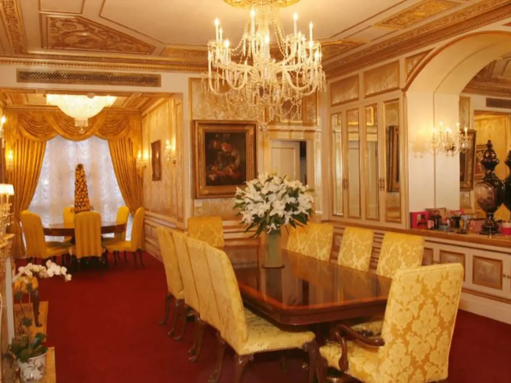 Ivana Trump naposledy vydýchla v luxusnom interiéri svojho domu z roku 1924, ktorý obsahoval jej charakteristickú leopardiu izbu a točité schodisko zahalené červeným kobercom.