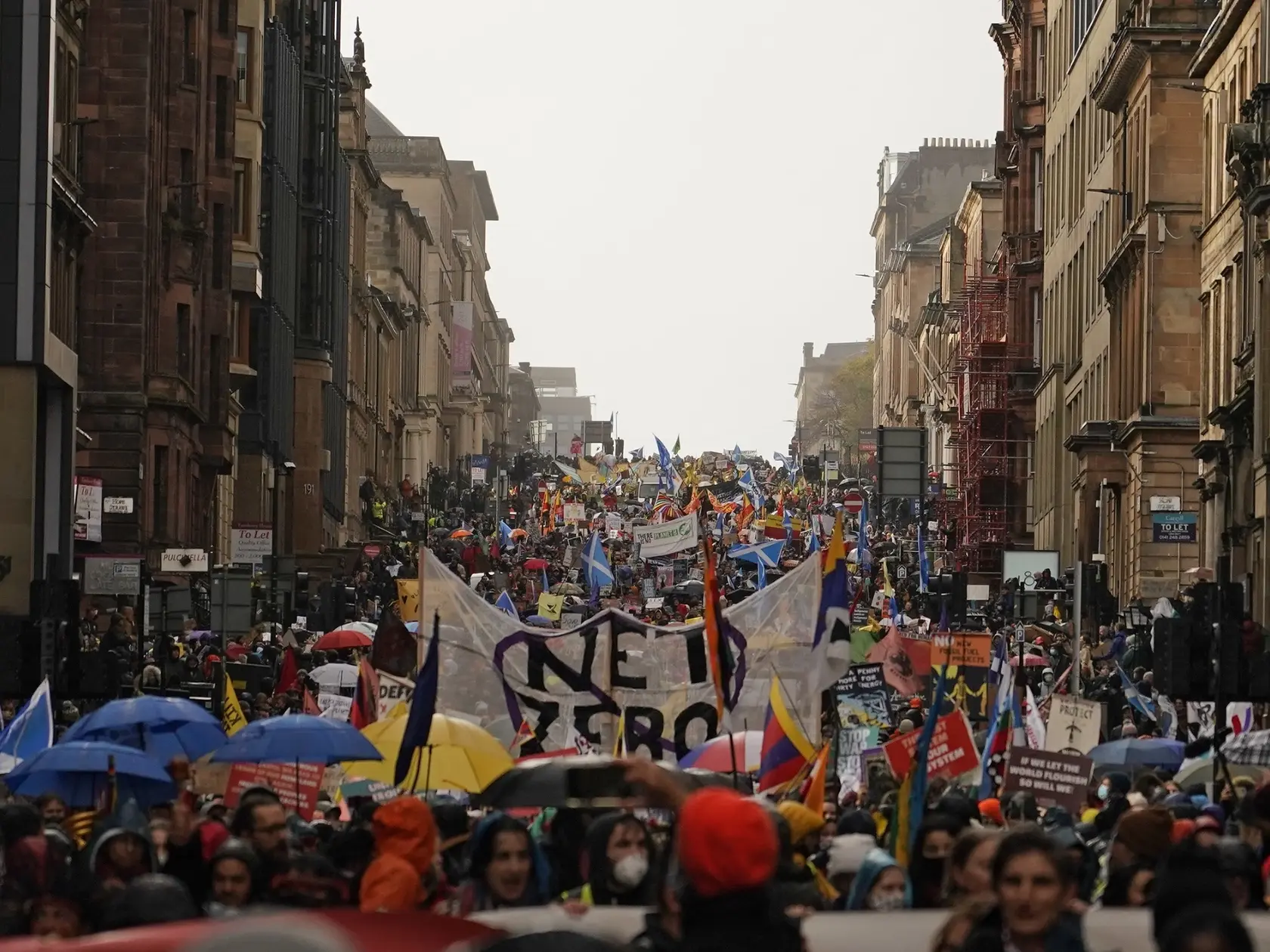 Klimatického protestu v Glasgowe sa podľa organizátorov zúčastnilo 100-tisíc ľudí.