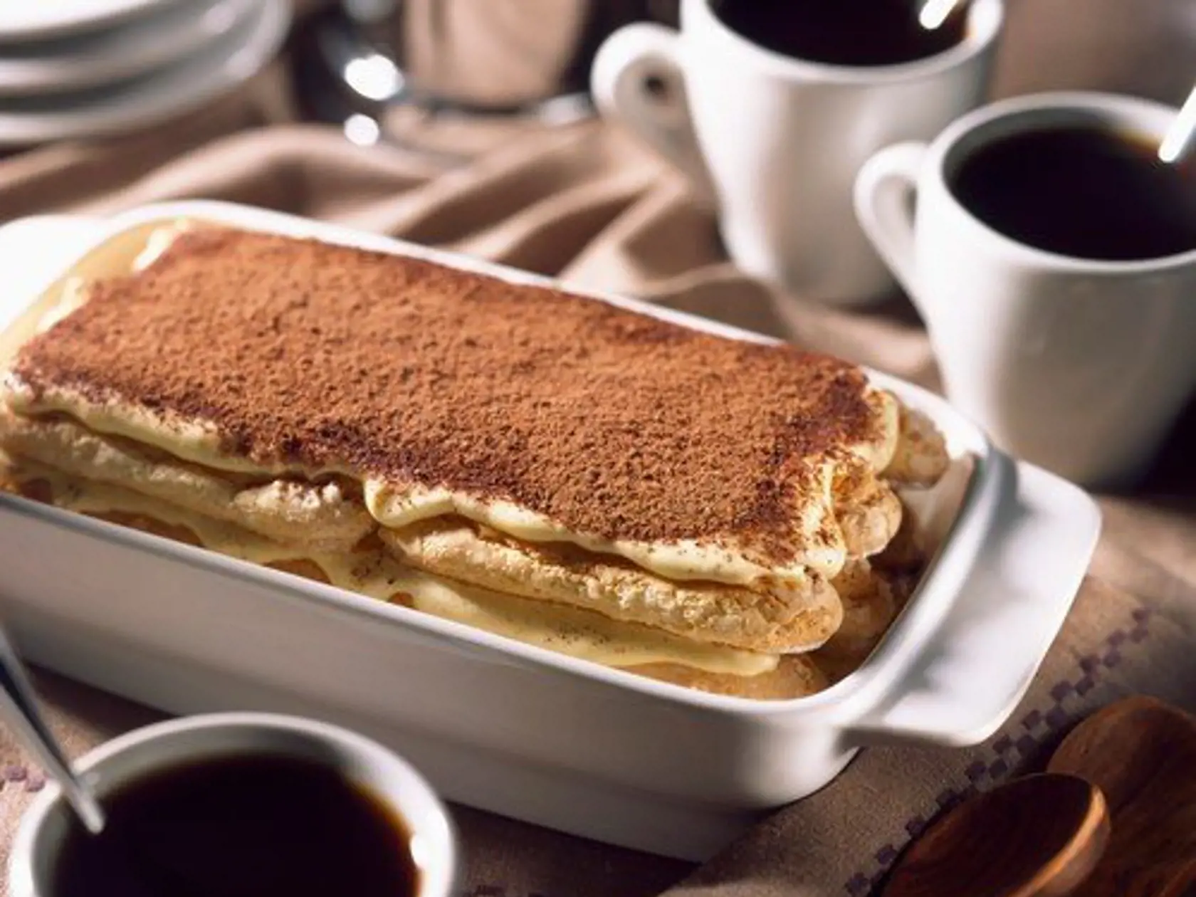 Tiramisu potrebuje svoj čas na vychladenie a prepojenie všetkých ingrediencií, ale chutí takmer každému. Na Valentína sa hodí perfektne.
