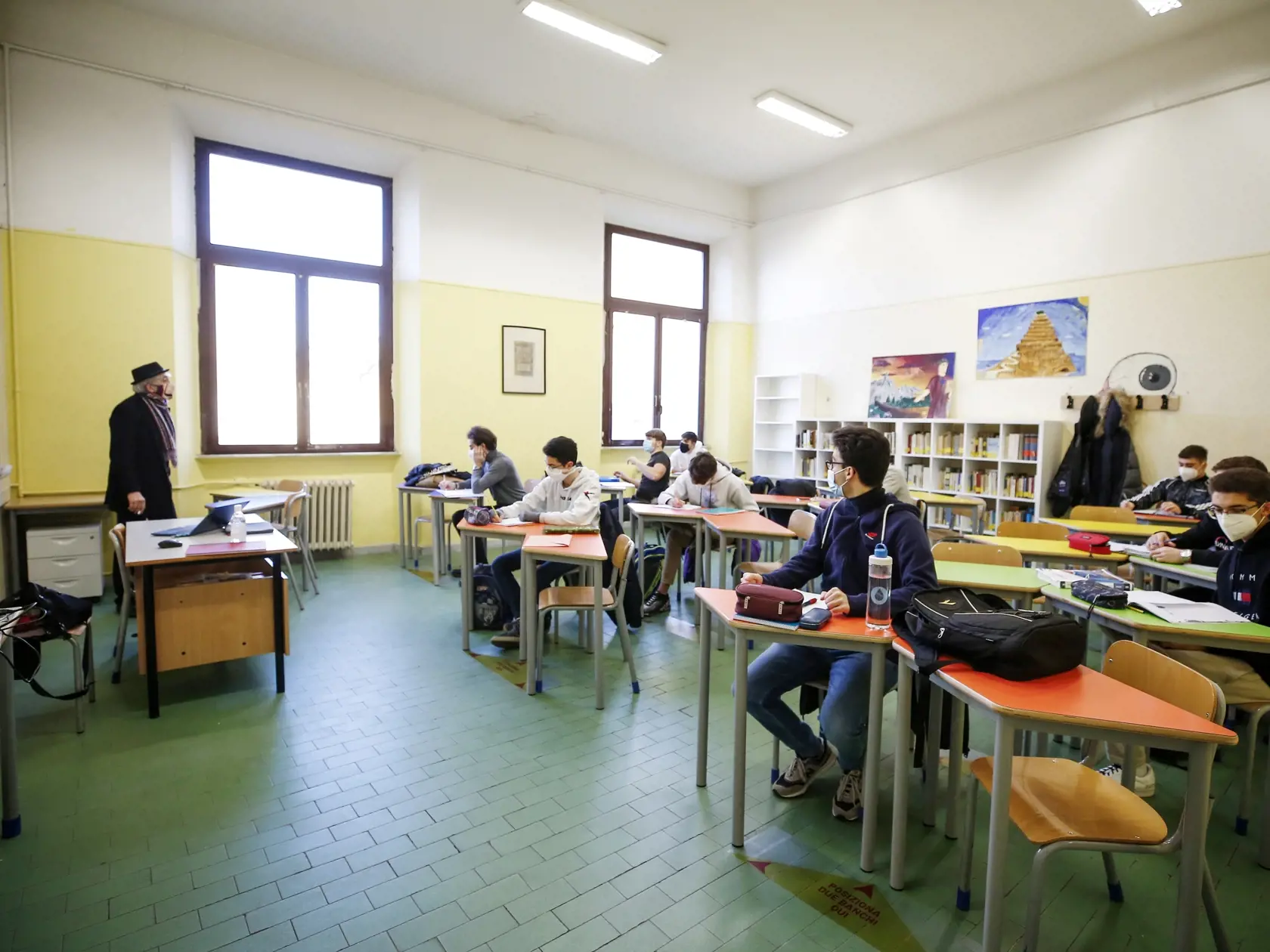 Do škôl sa môžu vrátiť posledné ročníky stredných škôl. Ale len študenti s negatívnym testom.