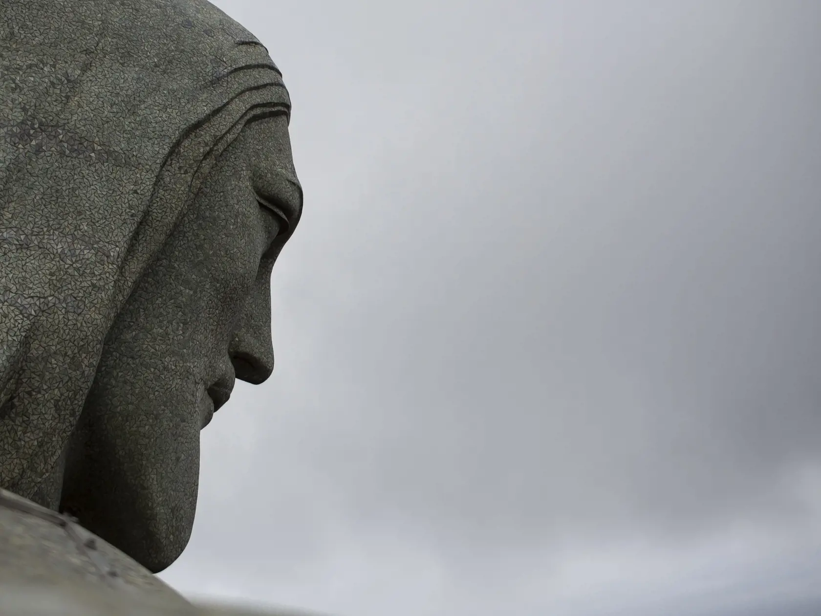KK12 Rio de Janeiro - Na leteckej snímke z dronu gigantická socha Krista Spasiteľa, ktorá je umiestená na vrchu Corcovado 8. októbra 2021 v Riu de Janeiro. Obyvatelia brazílskeho mesta Rio de Janeiro v utorok 12. októbra 2021 oslávili "90. narodeniny" tamojšej ikonickej sochy Krista Spasiteľa slávnostnou bohoslužbou aj novým alkoholickým nápojom. FOTO TASR/AP
The Christ the Redeemer statue stands above Rio de Janeiro, Brazil, Friday, Oct. 8, 2021, one week before its 90th anniversary. (AP Photo/