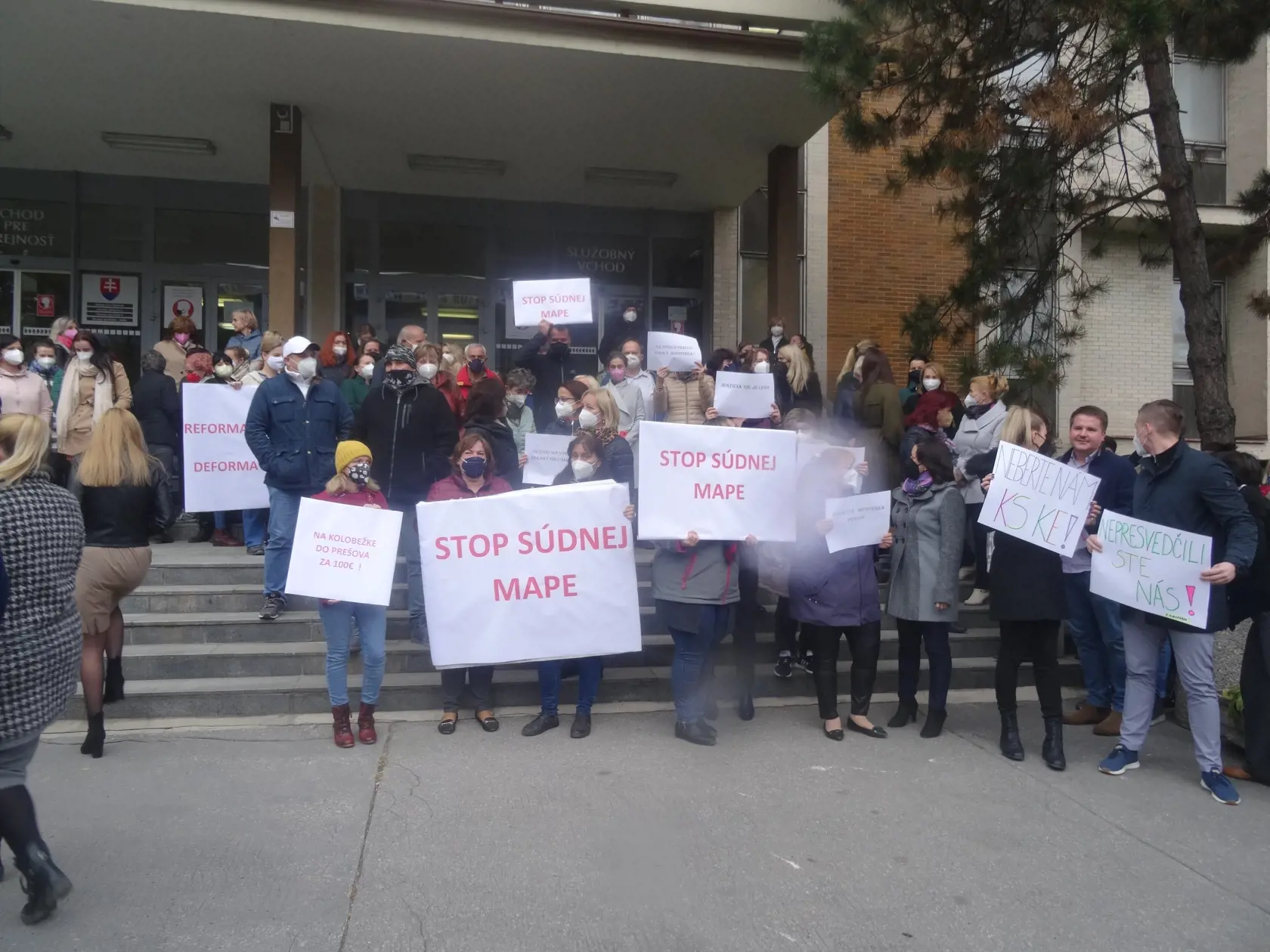 Veľavravný transparent, ktorým hodnotia jeho autori návrh reformy súdnej mapy ako "deformu" súdnictva.