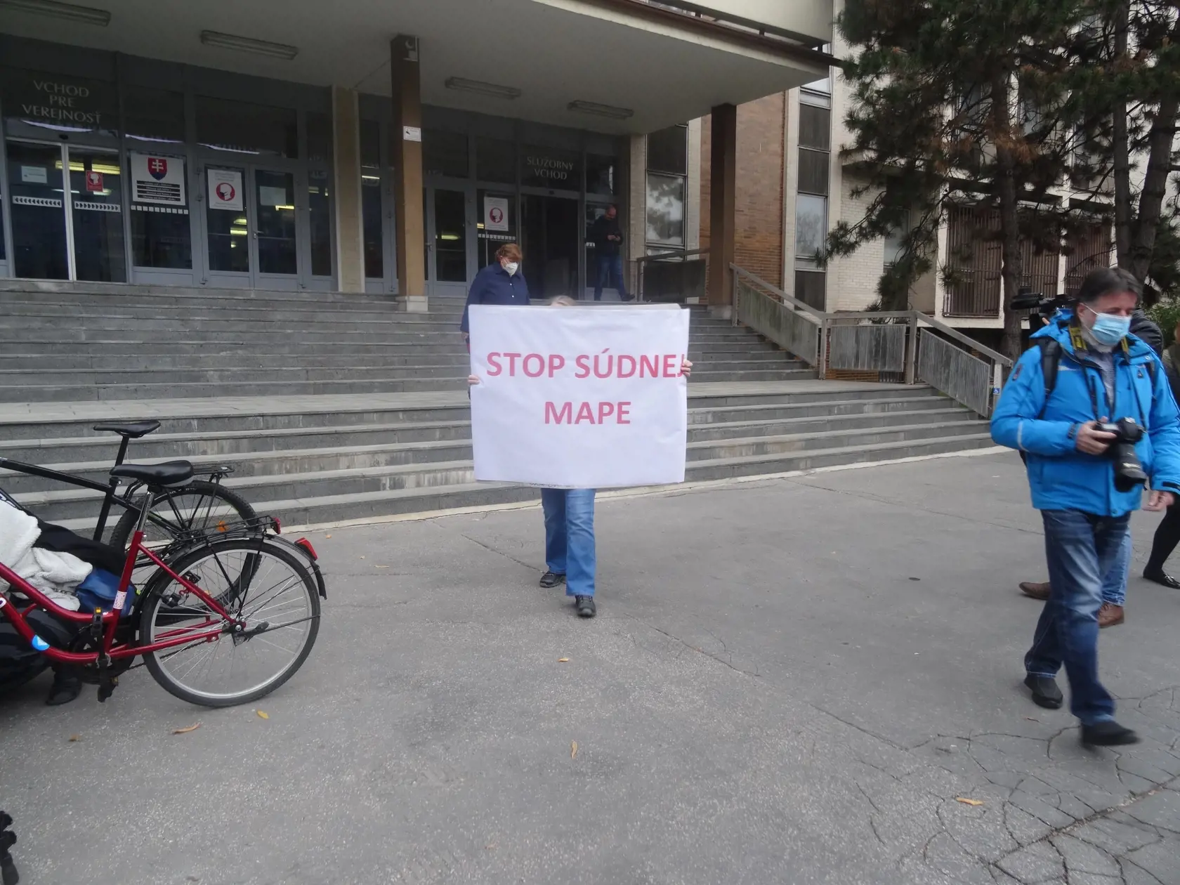 Veľavravný transparent, ktorým hodnotia jeho autori návrh reformy súdnej mapy ako "deformu" súdnictva.