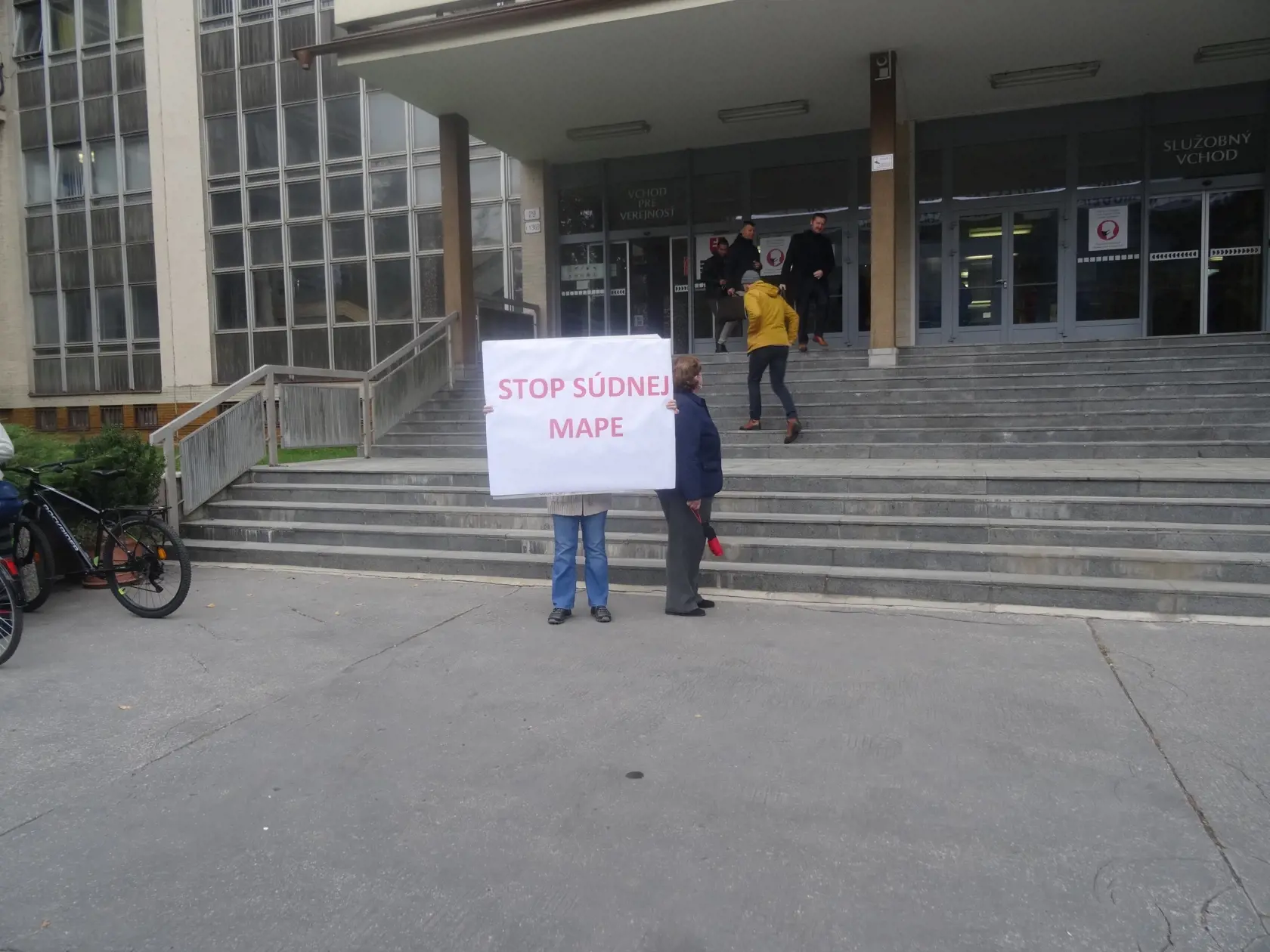 Veľavravný transparent, ktorým hodnotia jeho autori návrh reformy súdnej mapy ako "deformu" súdnictva.