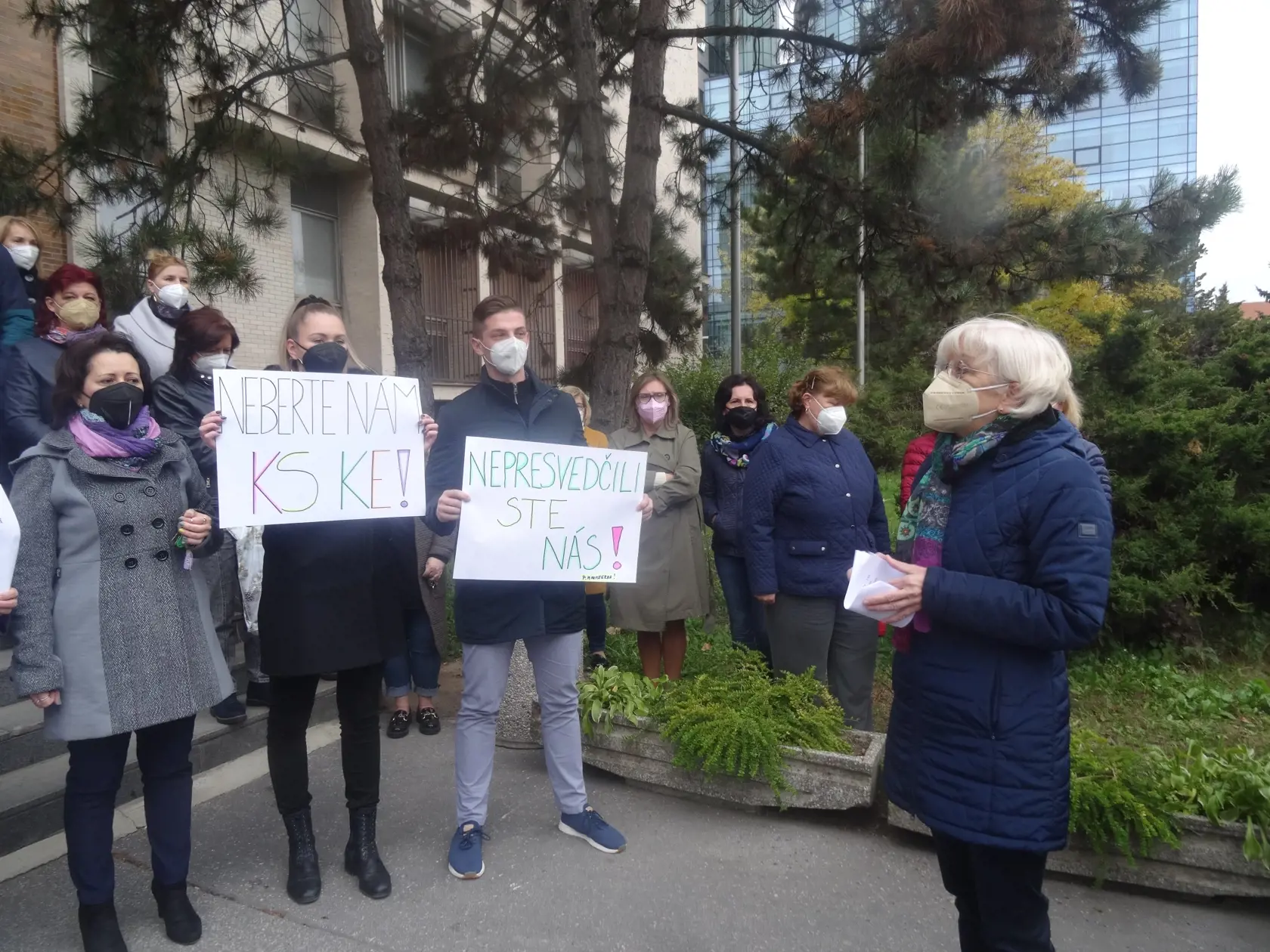 Veľavravné transparenty, ktorými hodnotia ich autori navrhovanú reformu súdnej mapy.