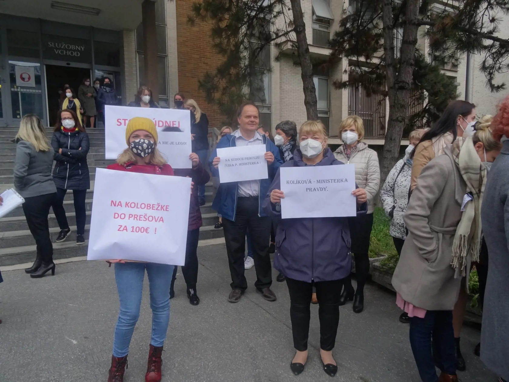 Veľavravný transparent, ktorým hodnotia jeho autori návrh reformy súdnej mapy ako "deformu" súdnictva.