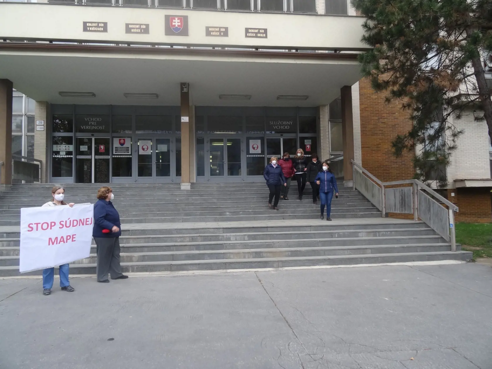 Zamestnanci sa schádzali najprv veľmi pomaly a opatrene neskôr získali na odvahe a odhodlaní.