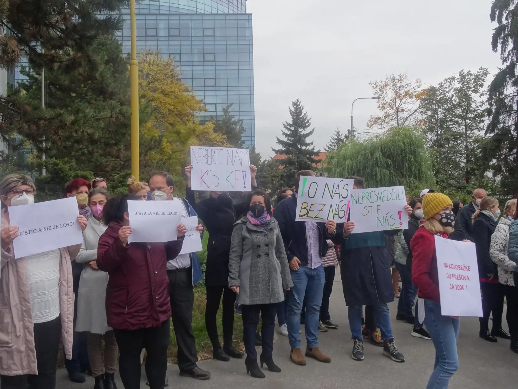 Veľavravné transparenty, ktorými hodnotia ich autori návrh novej verzie súdnej mapy
