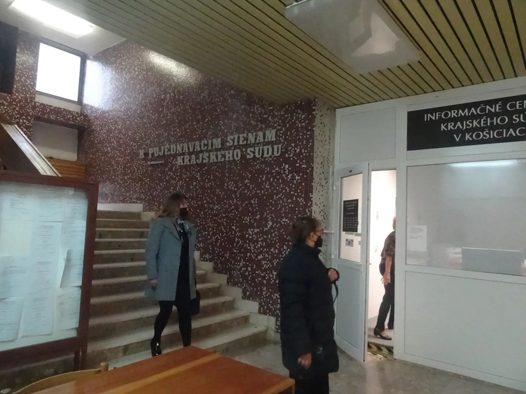Vstup k pojednávcím miestnostiam Krajského súdu.