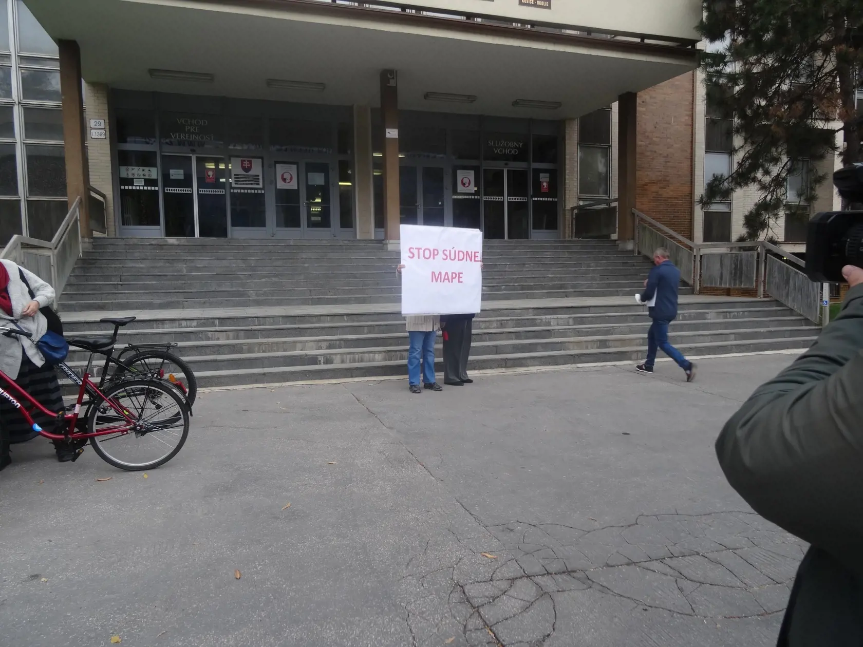 Veľavravný transparent, ktorým hodnotia jeho autori návrh reformy súdnej mapy ako "deformu" súdnictva.