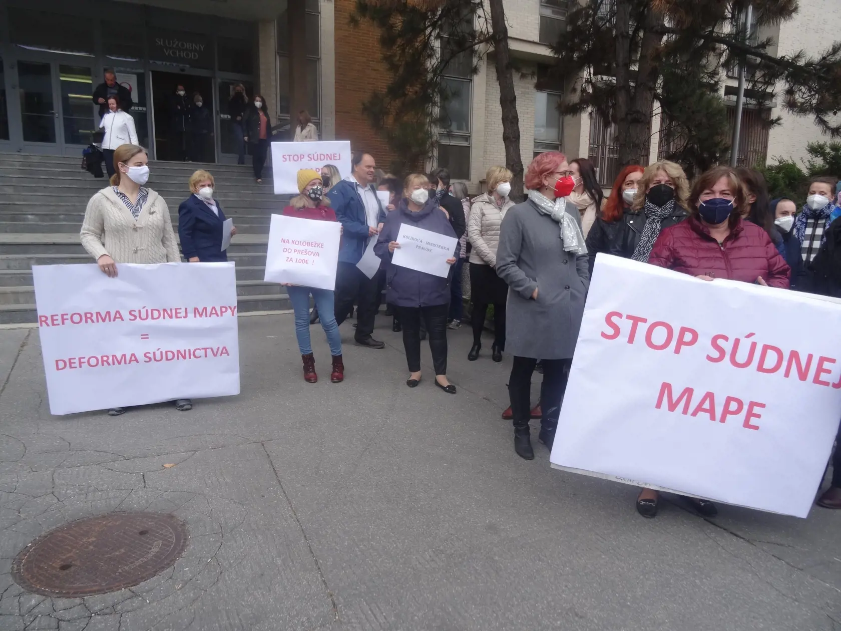 Veľavravný transparent, ktorým hodnotia jeho autori návrh reformy súdnej mapy ako "deformu" súdnictva.