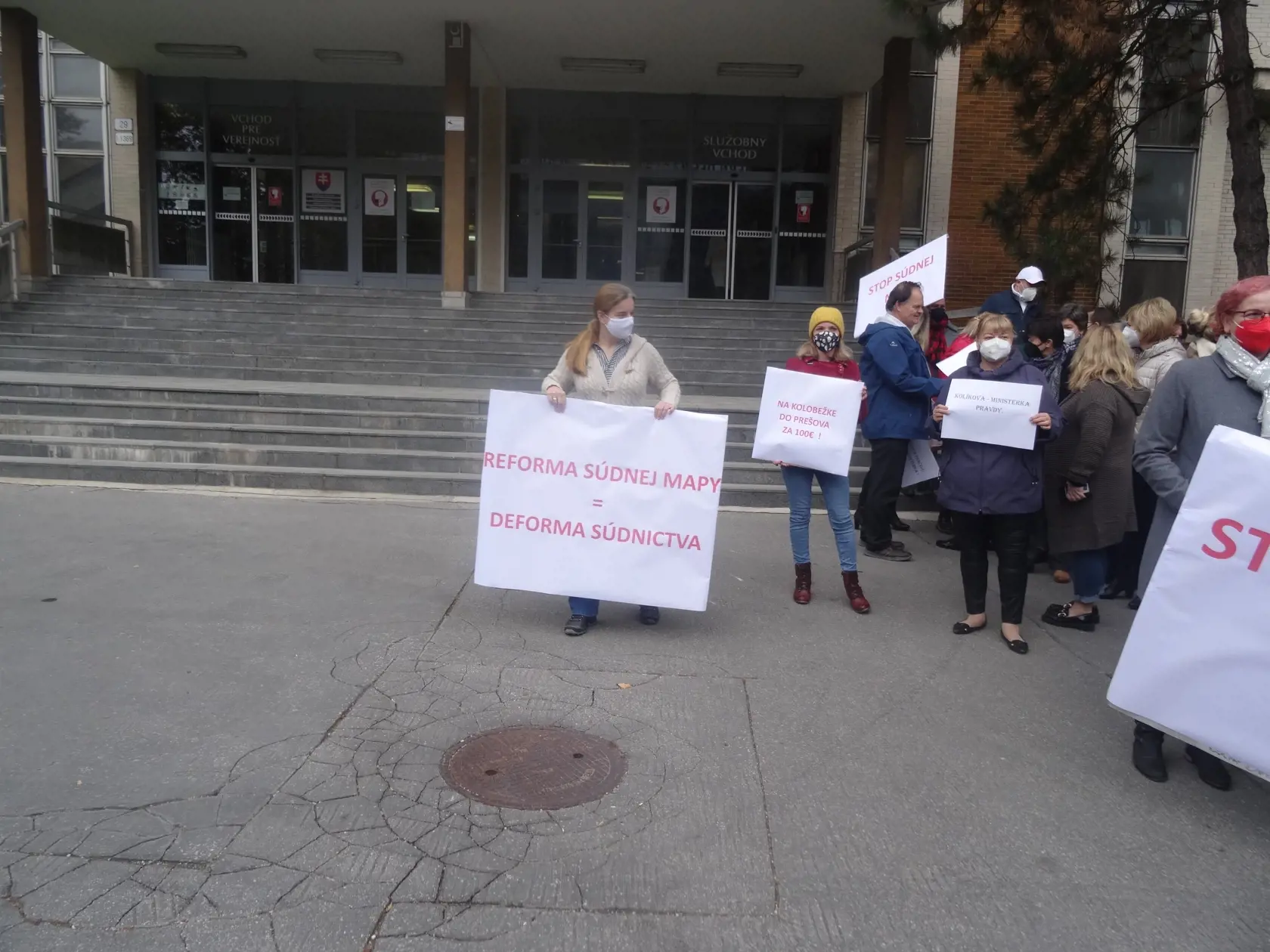 Veľavravný transparent, ktorým hodnotia jeho autori návrh reformy súdnej mapy ako "deformu" súdnictva.