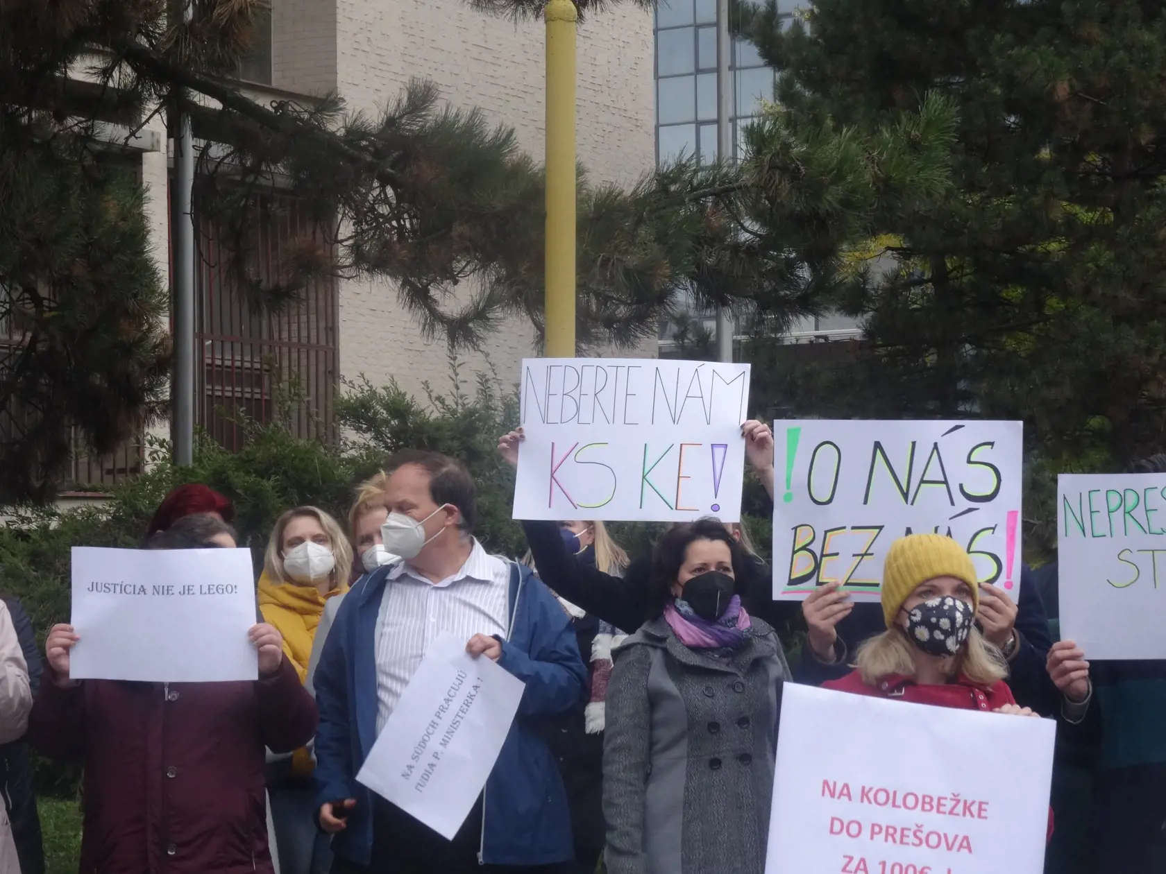 Veľavravný transparent, ktorým hodnotia jeho autori návrh reformy súdnej mapy ako "deformu" súdnictva.