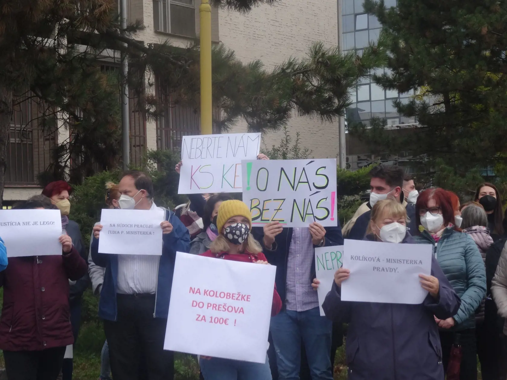 Veľavravné transparenty, ktorými hodnotia ich autori reformu súdnej mapy.