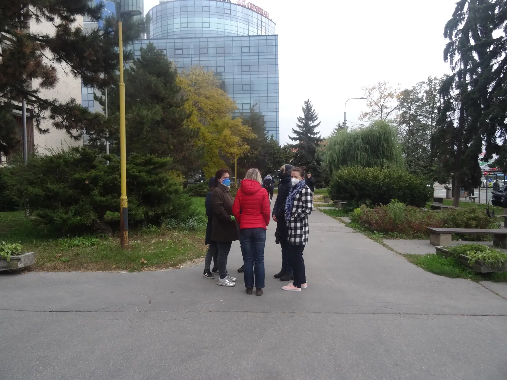 Zamestnanci sa schádzali najprv veľmi pomaly a opatrene neskôr získali na odvahe a odhodlaní.