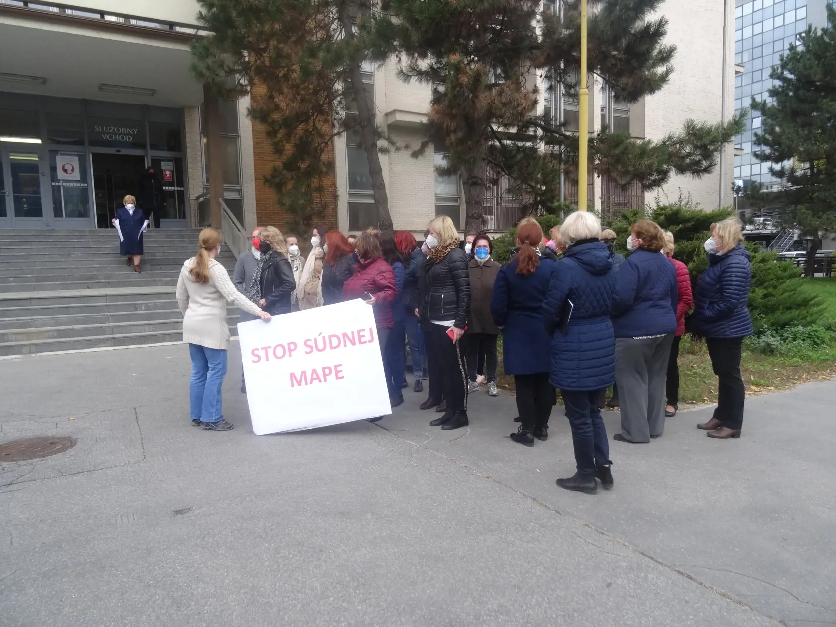 Zamestnanci sa schádzali najprv veľmi pomaly a opatrene neskôr získali na odvahe a odhodlaní.