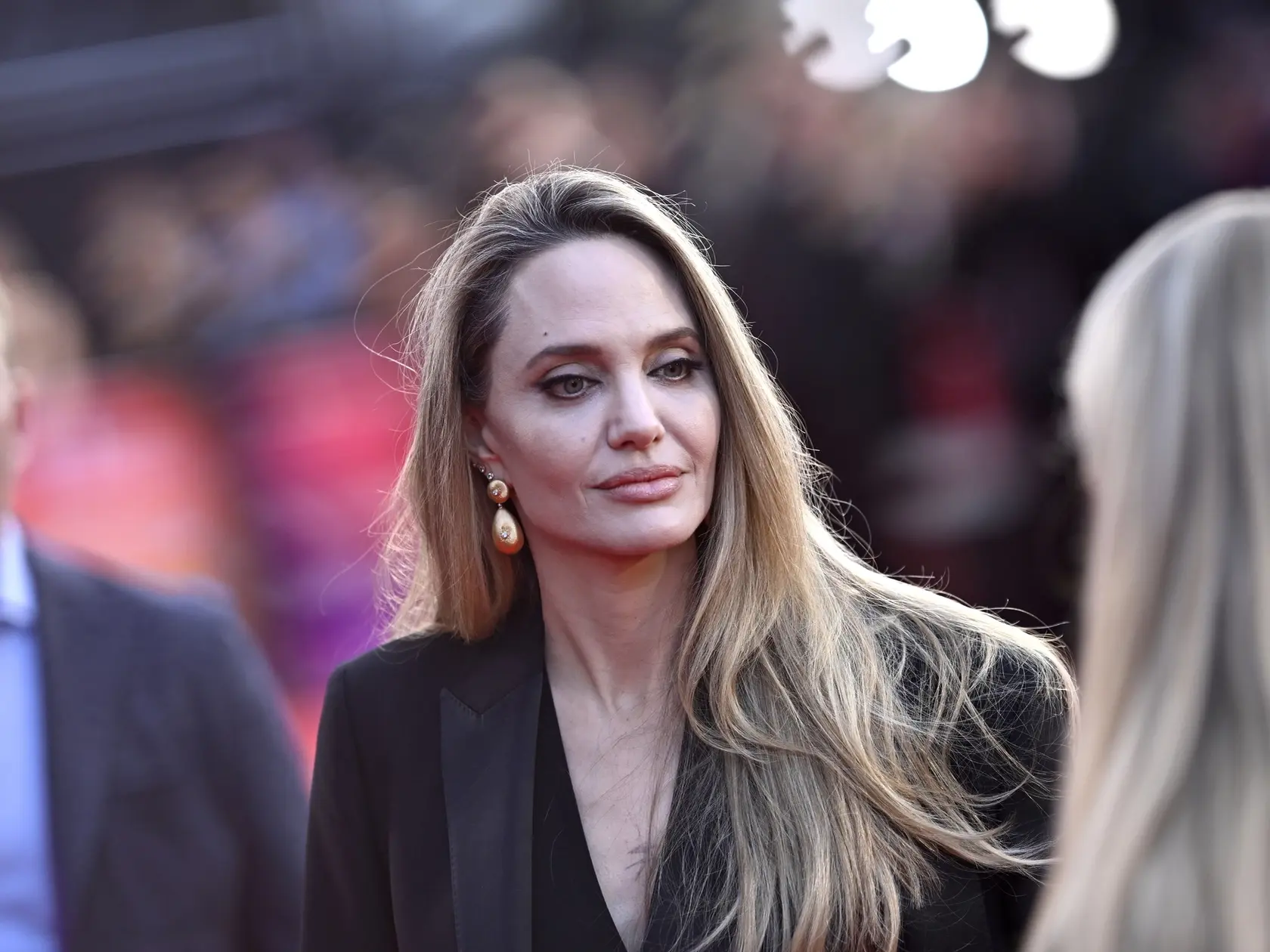 Krásna Angelina Jolie si prechádza veľkou životnou zmenou. Herečka sa totiž musela zmieriť s tým, že jeden z jej synov sa rozhodol odsťahovať z domu.