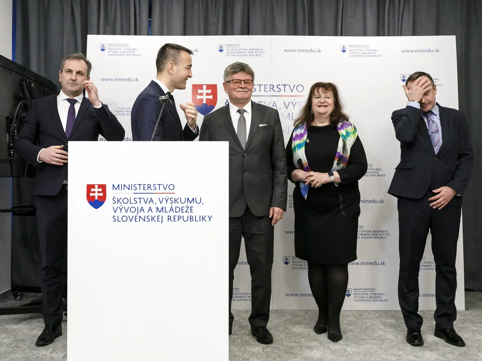 Na snímke zľava štátny tajomník Ministerstva školstva, vedy, výskumu a športu SR Slavomír Partila, minister školstva, výskumu, vývoja a mládeže SR Tomáš Drucker, predseda Odborového zväzu pracovníkov školstva a vedy na Slovensku Pavel Ondek, podpredsedníčka Odborového zväzu pracovníkov školstva a vedy na Slovensku a predsedníčka Združenia základného školstva Ingrid Gamčíková a podpredseda Odborového zväzu pracovníkov školstva a vedy na Slovensku a predseda Združenia stredného školstva  Peter Danko počas tlačovej konferencie po rokovaní na Ministerstve školstva, výskumu, vývoja a mládeže SR v Bratislave 10. januára 2025. FOTO TASR - Dano Veselský