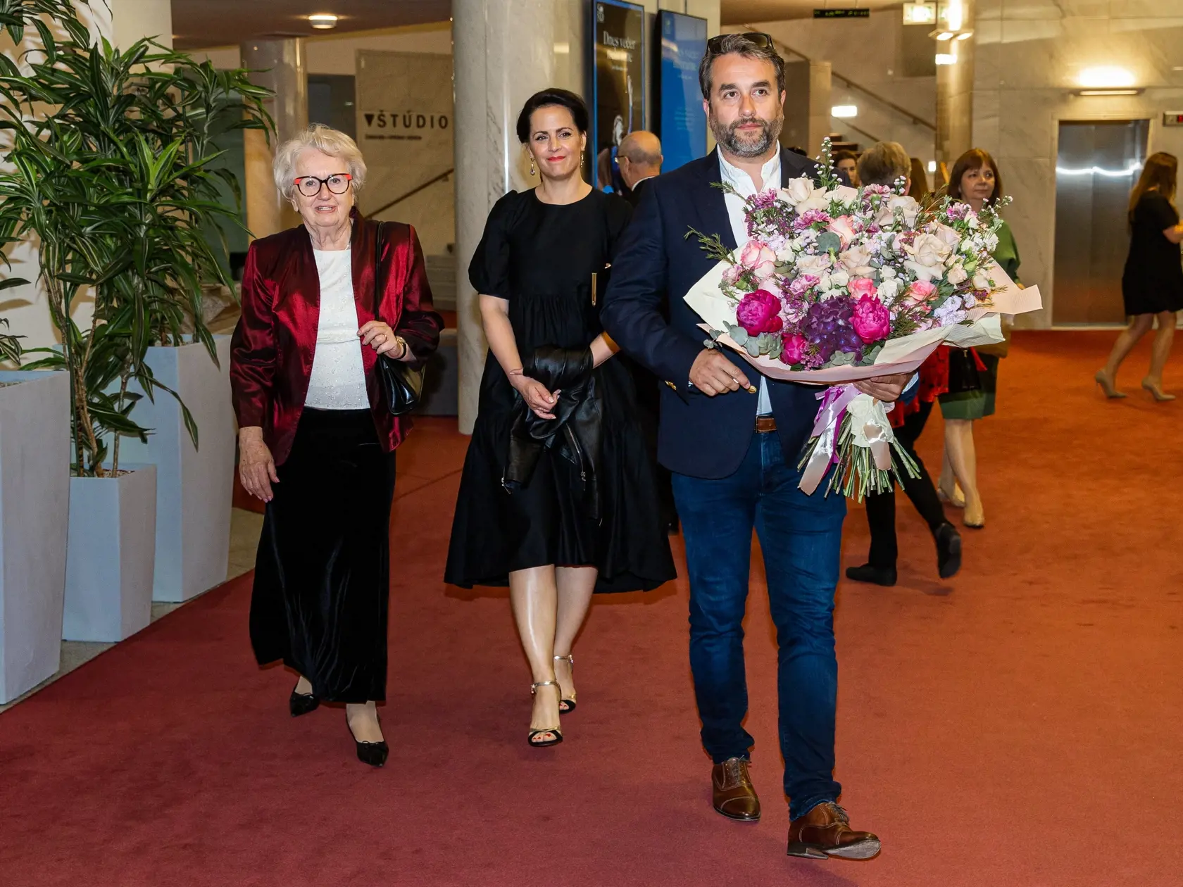 Divadelné predstavenie "Dnes večer nehráme" v novej budove SND v Bratislave. Na snímke Vladimír Kobielsky s manželkou a Daniela Kovárová.