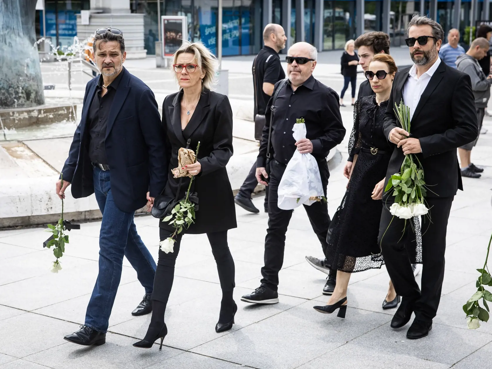 Posledná rozlúčka s hercom Danom Heribanom v novej budove SND v Bratislave. Na snímke Peter Trník, Matej Landl s rodinou a Vladimír Kobielsky.