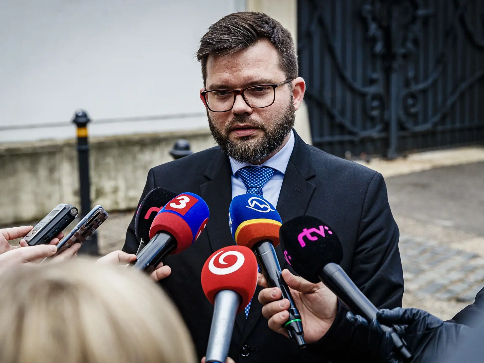 Na snímke hovorca Martin Strižinec informuje média o stretnutí Igora Matoviča a s prezidentkou Zuzanou Čaputovou v Prezidentskom paláci.