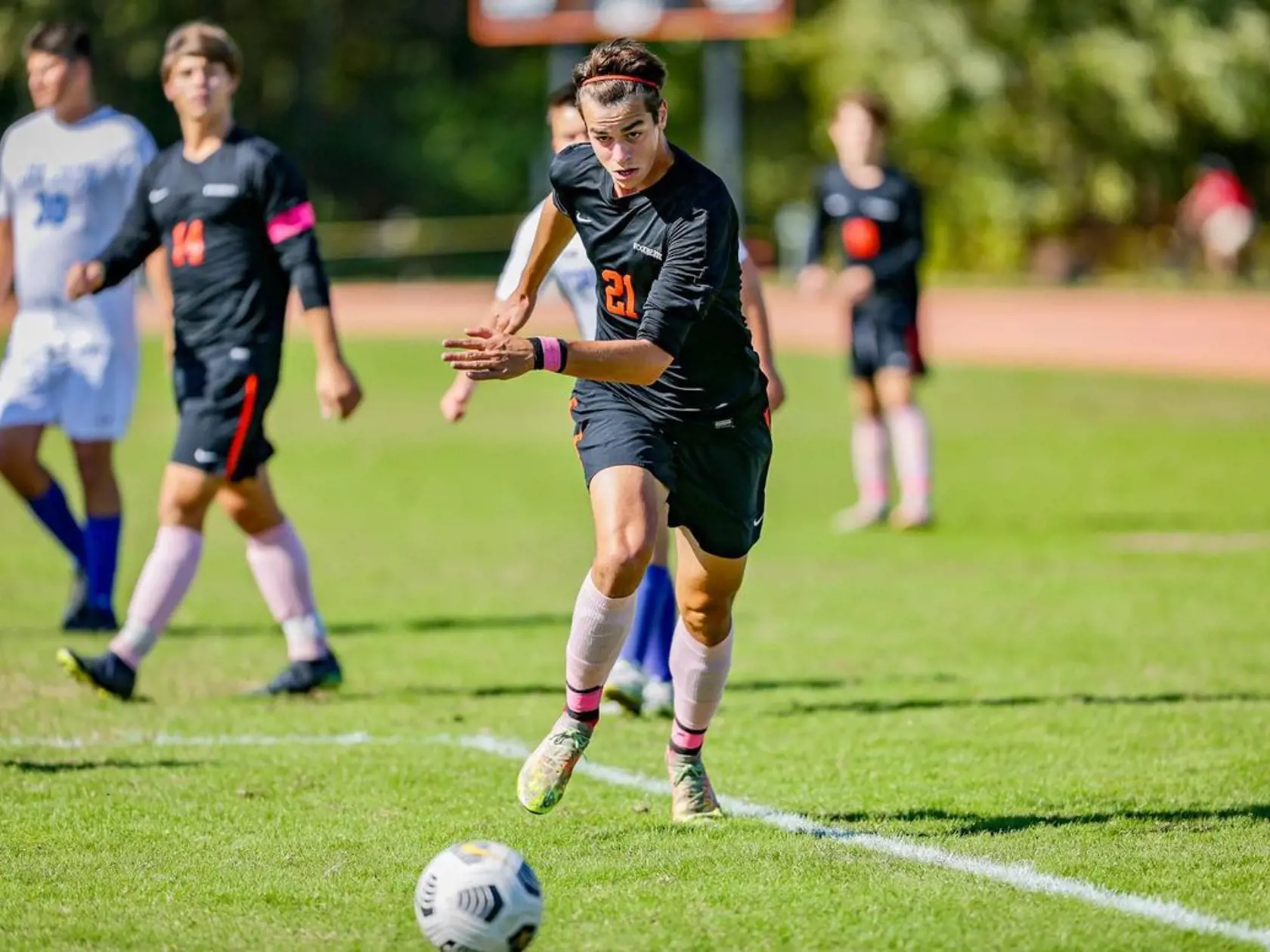 Kristián v USA navštevuje školu a hrá futbal.