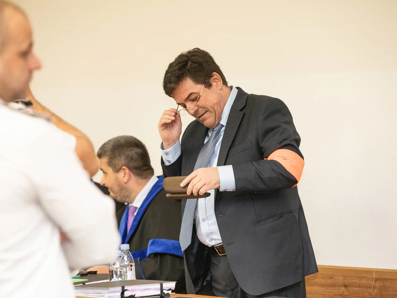 Na fotkách sú učastníci siedmeho pojednávania v kauze Zmenky. Prvý bol vypočutý obžalovaný Marián Kočner. Druhý vypočutý ako svedok Peter Tóth. Na fotke je Marian Kočner.