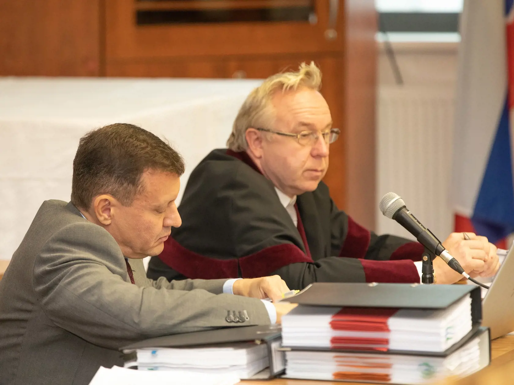 Na fotkách sú učastníci siedmeho pojednávania v kauze Zmenky. Prvý bol vypočutý obžalovaný Marián Kočner. Druhý vypočutý ako svedok Peter Tóth. Na fotke sú Marián Lipšic a Ján Šanta.