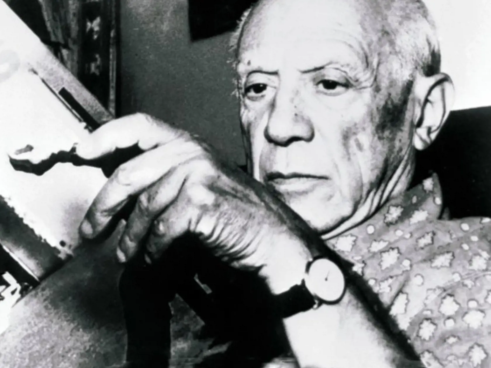 Pablo Picasso kontroluje monografiu k svojim 80. narodeninám.