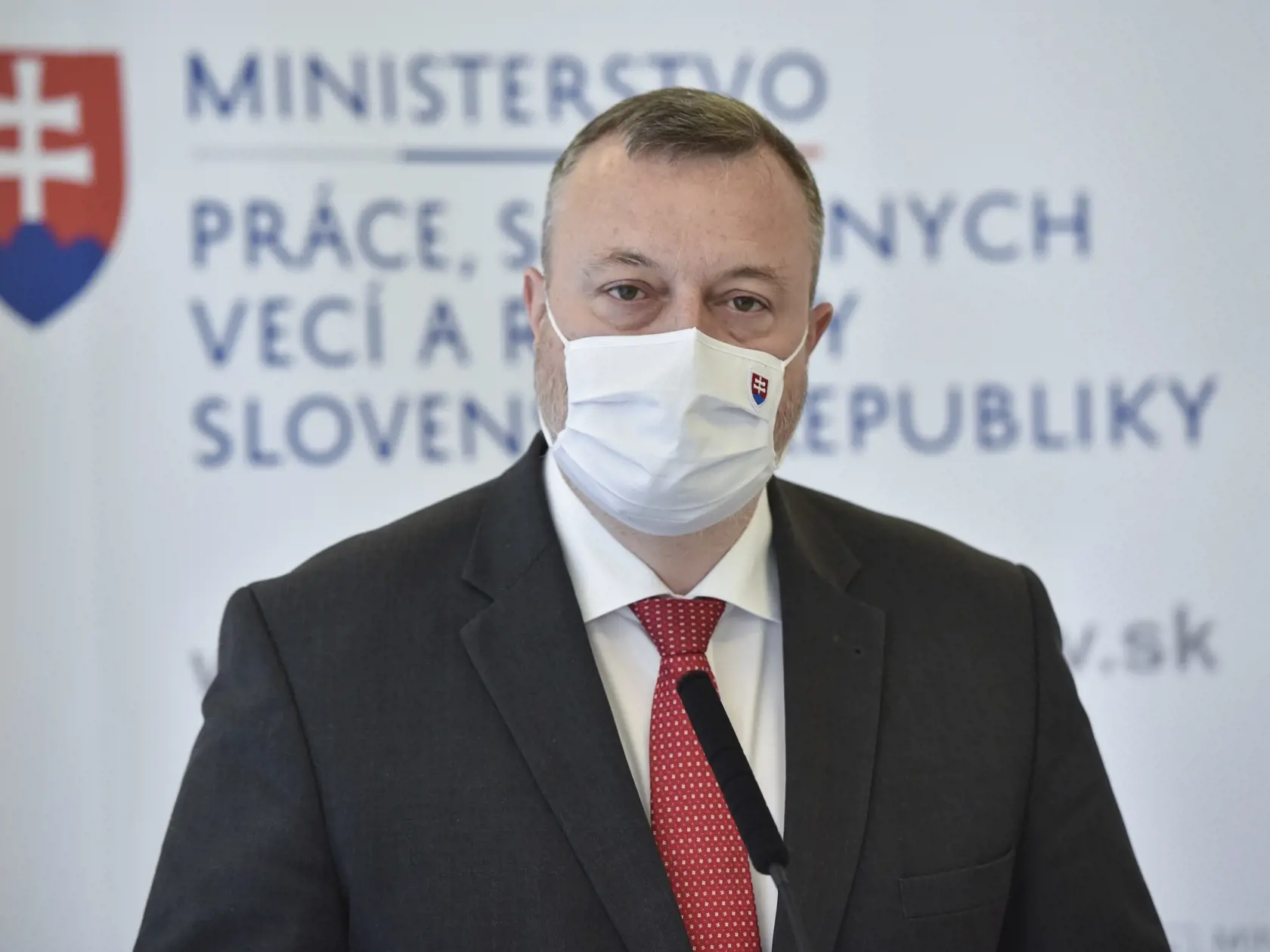 Krajniakovo ministerstvo v októbri vyplatí štedrý príspevok rodinám s deťmi do 18 rokov.