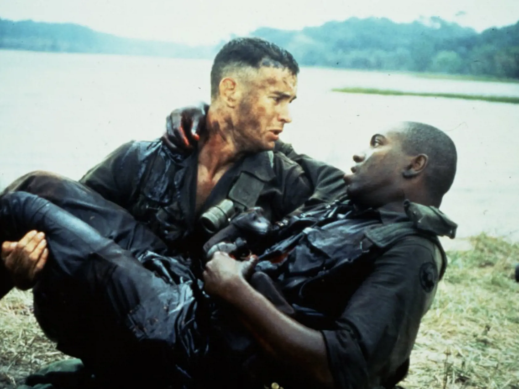 Samozrejme, že nemôžeme vynechať klasiku Forrest Gump, v ktorej zahviezdil Tom Hanks. Intelekt hlavného hrdinu je trochu nižší v porovnaní s jeho vrstovníkmi, no on si to vo svojej naivite nie celkom uvedomuje. Na svet sa takmer celý život pozerá očami dieťaťa, ktorému sa aj nemožné zdá možné. Asi aj vďaka tomu uspeje a prežije viac než mnohí ostatní. 