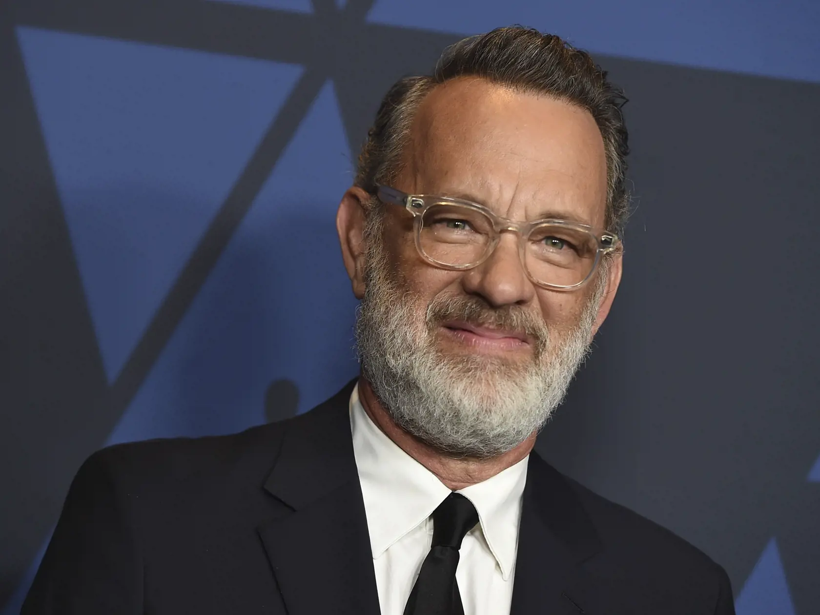 SY 39 Los Angeles - Herec, režisér a producent Tom Hanks počas príchodu na udeľovanie ocenení Governors Awards Academy of Motion Picture Arts and Sciences (AMPAS) v Los Angeles 27. októbra 2019. FOTO TASR/AP  
Tom Hanks arrives at the Governors Awards on Sunday, Oct. 27, 2019, at the Dolby Ballroom in Los Angeles. (Photo by Jordan Strauss/Invision/AP)