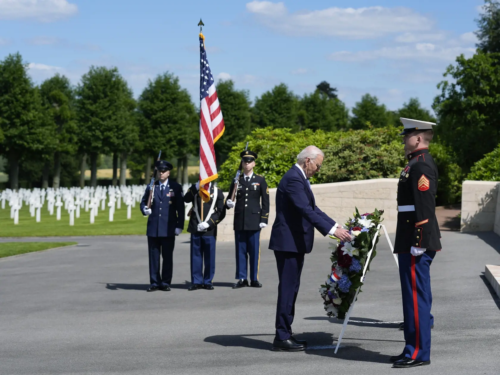 KK84 Belleau - Americký prezident Joe Biden kladie veniec na cintoríne amerických vojakov Aisne-Marne vo francúzskom Belleau 9. júna 2024. Americký prezident Joe Biden v nedeľu oznámil, že sa s francúzskym prezidentom Emmanuelom Macronom dohodol na využití ziskov zo zmrazených ruských aktív na pomoc Ukrajine. FOTO TASR/AP
U.S. President Joe Biden attends a wreath laying ceremony at the Aisne-Marne American World War One Cemetery in Belleau, France, Sunday, June 9, 2024. (AP Photo/Evan Vucci)