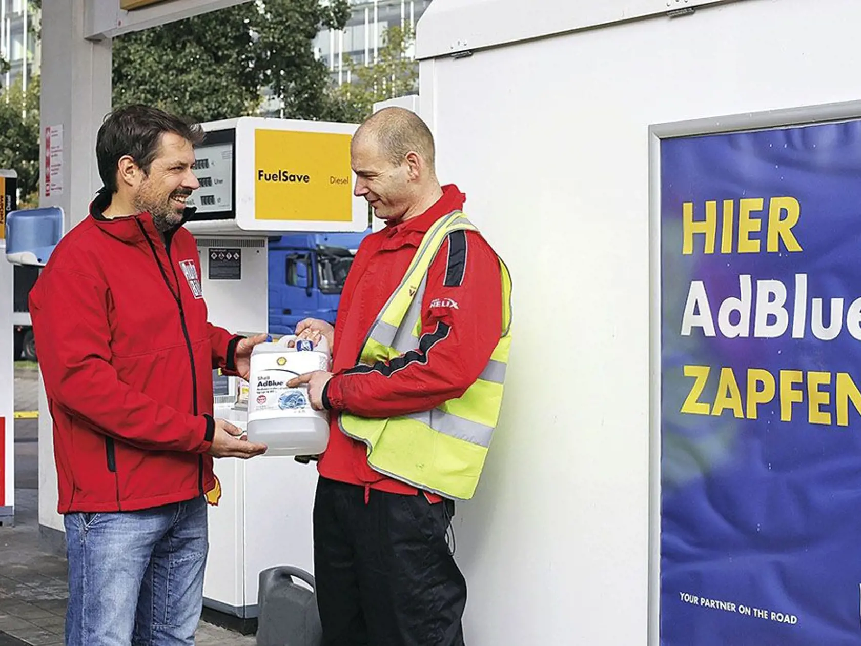 Obsluha čerpačky vysvetľuje rozdiely v AdBlue
