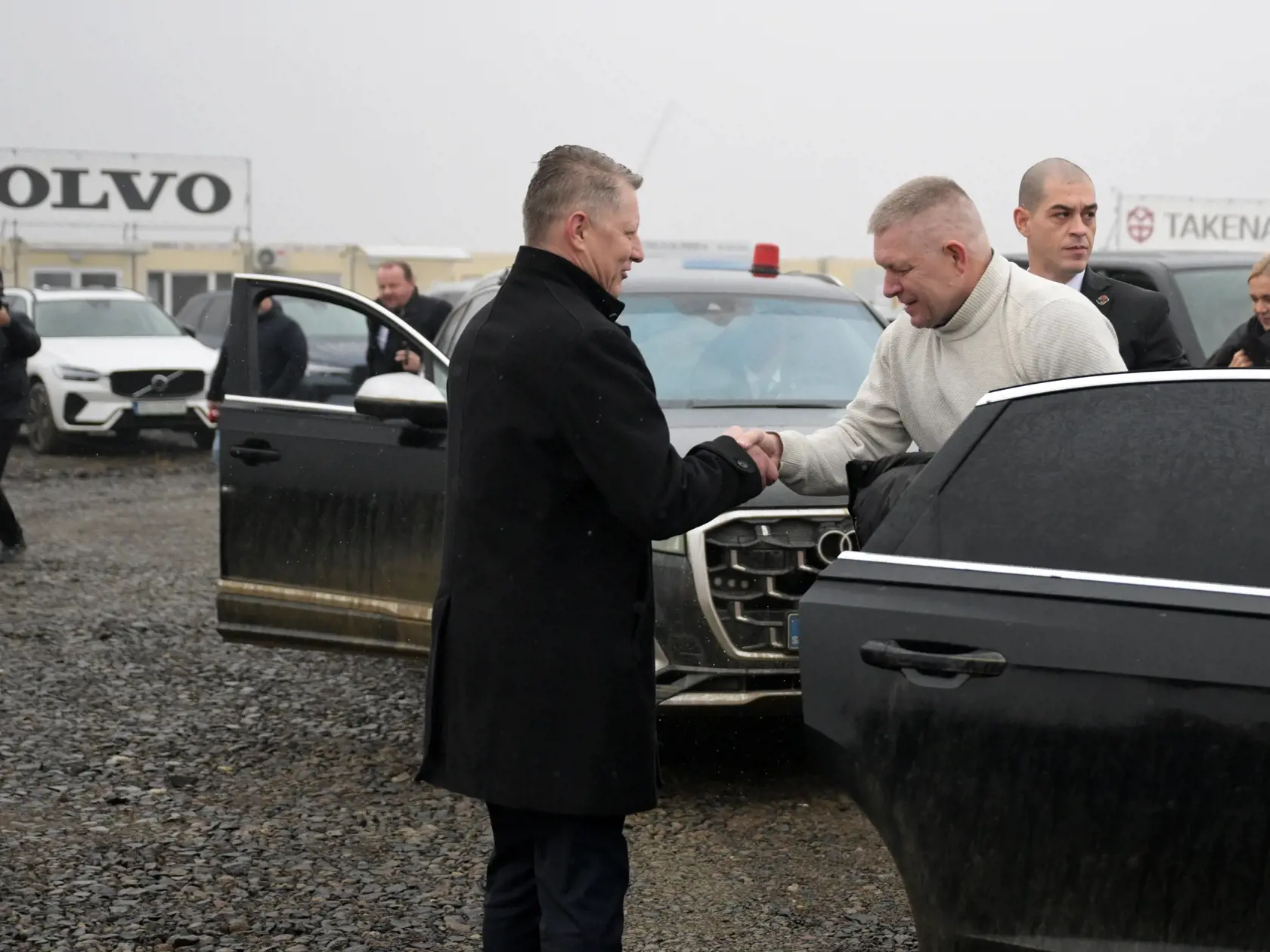 Na snímke druhý zľava predseda vlády SR Robert Fico (Smer-SD) v priemyselnom parku Valaliky 28. novembra 2024 počas stretnutia s predstaviteľmi spoločností Valaliky Industrial Park a MH Invest k aktuálnej situácii v súvislosti s výstavbou závodu Volvo.