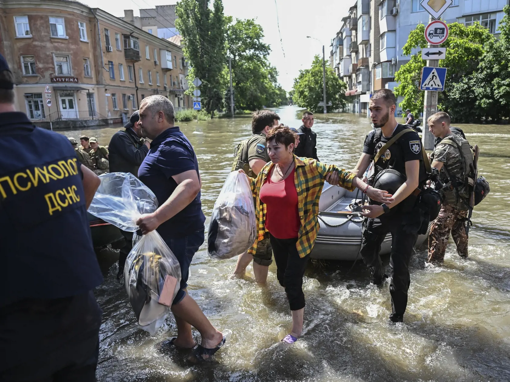 Situácia na zaplavenom území je momentálne veľmi vážna. Podľa tamojších záchranárov, ktorí evakuujú obyvateľov zaplavených dedín in nenapomáha ani fakt, že sa v okolí pohybujú míny, ktoré boli na tomto území umiestnené pred časom. Míny ohrozujú životy obyvateľov a daná situácia je pre nich veľmi náročná.